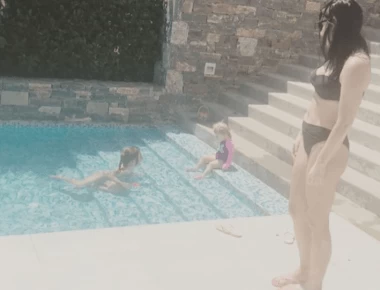 Αθηναΐς Νέγκα: Το ψηλόμεσο μαγιό και τα 20 χρόνια... «δυστυχίας» (φωτο)